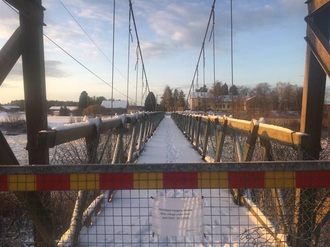 Hängbron i Ytterjeppo är stängd sedan april. Ändå syns det spår av både djur och människor på bron som nu är i fritt fall.