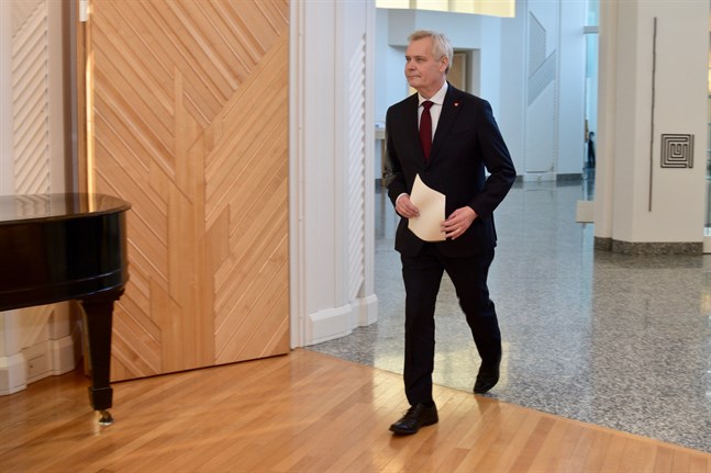 Antti Rinne lämnar in sin avskedsansökan som statsminister till republikens president Sauli Niinistö.