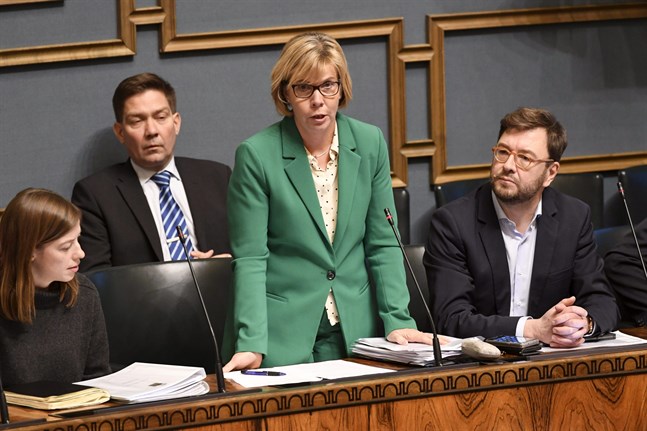 Justitieminister Anna-Maja Henriksson (SFP) säger att Svenska folkpartiet stöder den tidigare regeringssammansättningen och är berett att fortsätta jobba med det befintliga regeringsprogrammet.