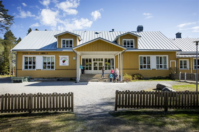 Busshållplatsen vid Kuni-Vassor skola är först på tur att få busskur.