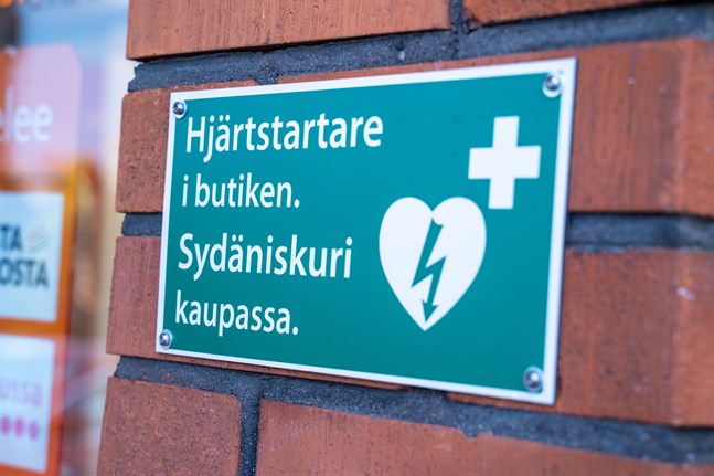 En skylt visar var hjärtstartare finns. På karttjänsten defi.fi kan du hitta över 3000 hjärtstartare i Finland och se var de finns.