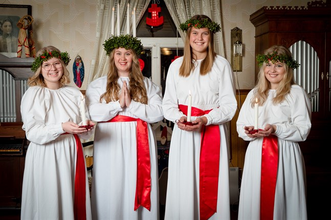 Luciaföljet i Jakobstadsregionen bestod år 2019 av Maya Parkkinen, Corinne Björkman, Victoria Myntti och Amalie Sundberg.