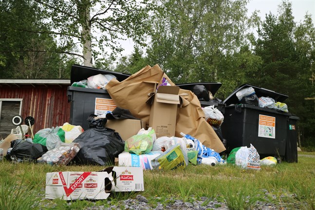 Fritidsbostädernas sopkärl svämmade över på en del ställen i somras – också med avfall som borde ha förts till återvinningsstationerna. Det här ledde till fler tömningar och nu högre avgifter.