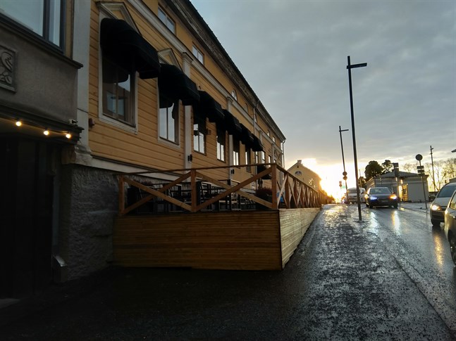 Uteserveringen får hållas kvar i sin nuvarande form till nästa höst. Efter det krävs åtgärdstillstånd och sannolikt omändringar i konstruktionen.