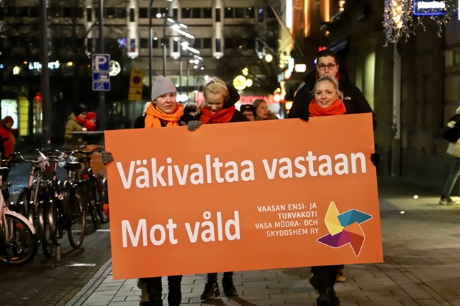 Våld mot kvinnor uppmärksammas den 25 november varje år, på initiativ av FN . Så här såg det ut i Vasa detta datum i fjol.