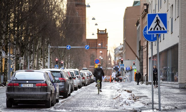 Om det snöat fyra centimeter eller mer ska cykelvägarna skottas. Staden ansvarar för att hålla vägarna rena från bland annat skräp, löv och snö.
