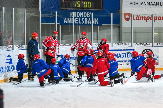 Kronans E-juniorer lyssnar på Roope Talaja och Filip Riska.
