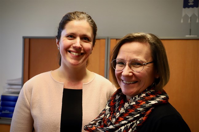 Ann-Christine Holtti (till höger) är personalchef i Malax. Kommunen kommer att permittera, men inte lika många som befarat. Till vänster kommundirektör Jenny Malmsten.