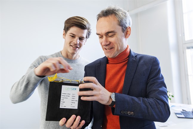 Alexander Strömberg och Andrey Shigaev med en av företagets batterier. Investeringarna som man nu får gör att företaget kan gå vidare med sina planer.