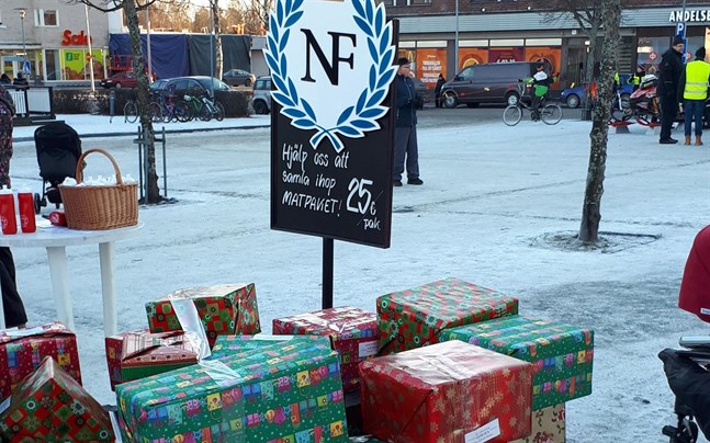 Insamlingen startade på årets julöppning i Nykarleby, där varje penninggåva motsvarades av ett paket som lades på en växande hög.