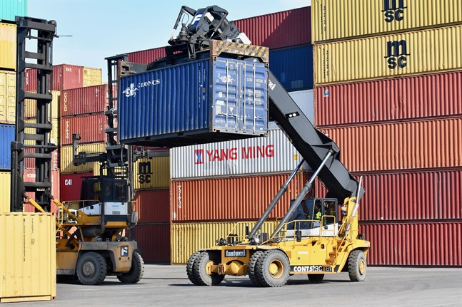 Nästa veckas strejk hotar att lamslå exportindustrin och kommer att förorsaka ekonomiska förluster på hundratals miljoner euro, uppger arbetsgivarorganisationerna Finlands Näringsliv EK och Teknologiindustrin.