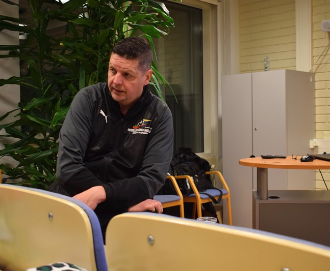 Efter att bland annat ha varit tränare för Jaros representationslag är Calle Löf numera regionutvecklingschef för Fotbollsregion Jakobstad. På onsdagen pratade han om gruppdynamik i Optima.