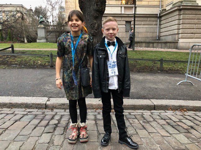Celine Ramstedt från Molpe skola och Wilmer Björkblom från Taklax skola var två av de tioåringar som blev bjudna på självständighetsfest med Antti Rinne.