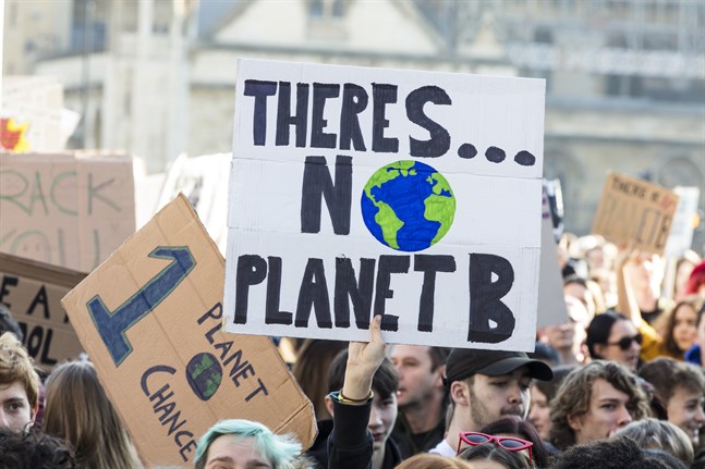 Peter Edén anser att vi inte kan lita på att våra demokratiskt valda politiker är beredda att göra nödvändiga beslut för att lindra "apokalypsens"omfattning. Bilden är tagen under en klimatmanifestation i London.