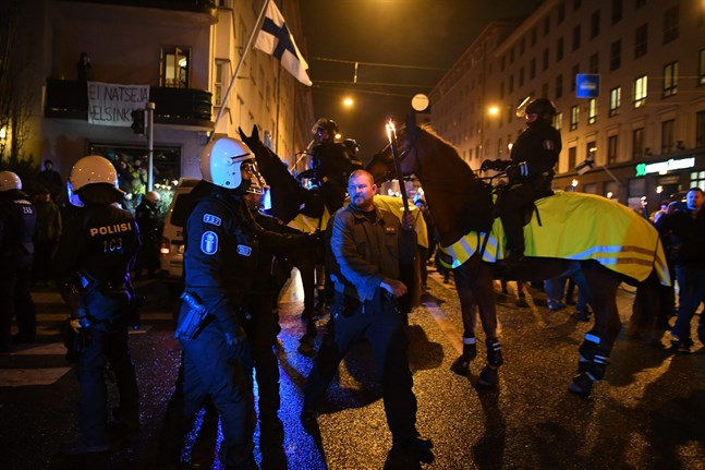 Poliser och demonstranter i 612-demonstrationen.