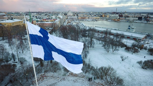 Flaggan vajar med utsikt över Helsingfors.