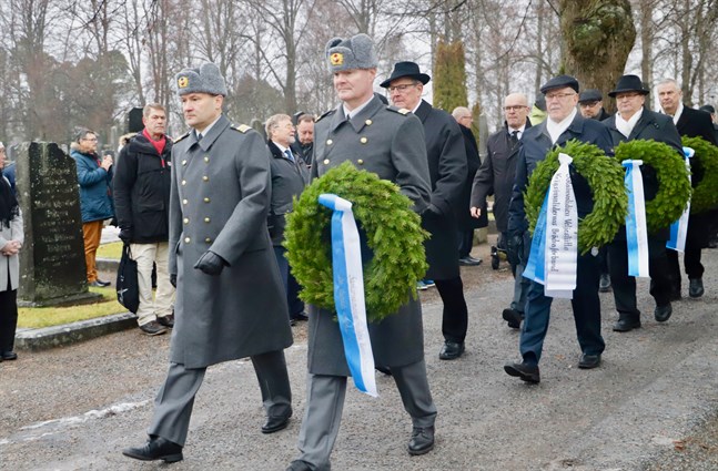 Försvarsmakten, veteranerna, krigsinvaliderna, staden och församlingen lägger ner kransar på Finlands självständighetsdag.