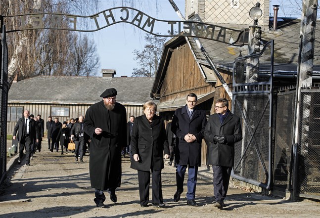 Museichefen Piotr Cywinski, Tysklands förbundskansler Angela Merkel, Polens premiärminister Mateusz Morawiecki och vice museifchef Andrzej Kacorzyk besöker koncentrationslägret Auschwitz-Birkenau i Poland.