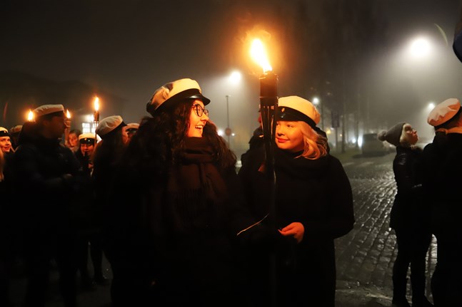 Roosa Kesonen och Helmi Niskanen.