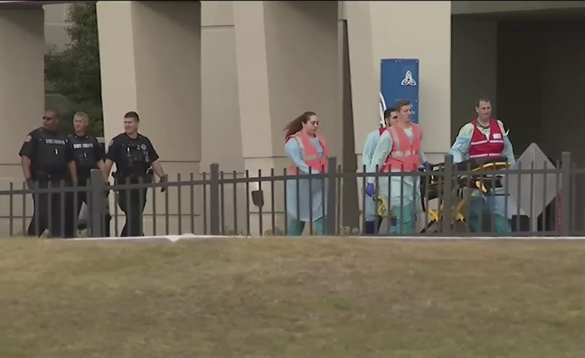 Insatspersonal vid marinbasen Pensacola i Florida där en skytt dödade minst en person på fredagen.