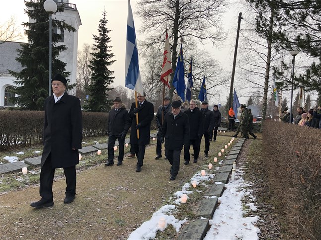 Carl Kurtén, representant för Karleby Krigsveteraner, ledde marschen från Sockenkyrkan till hjältegravarna.