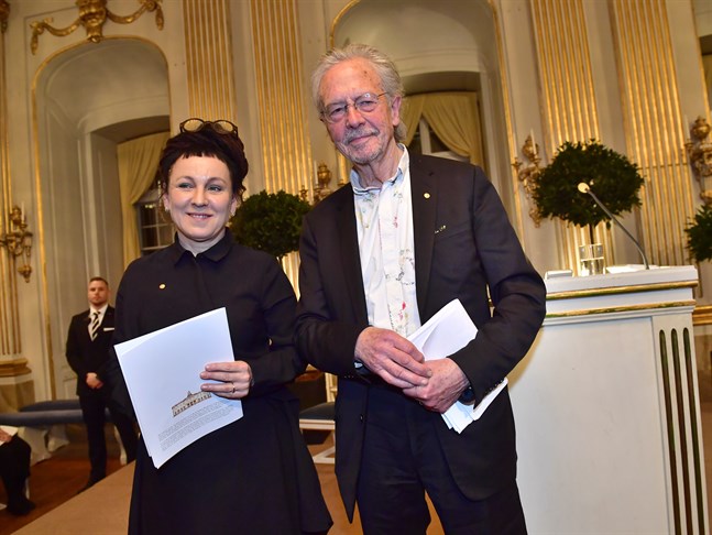 Olga Tokarczuk och Peter Handke fick båda långa och innerliga applåder efter sina Nobelföreläsningar.
