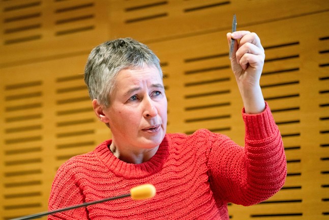 Ylva Gustafsson, forskare inom filosofi vid Åbo Akademi, talade om jaktens idéhistoria på Filosoficafét i Karleby,