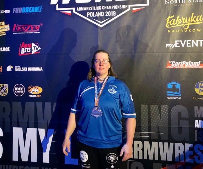 Anne Söderlund från Armsport Esse tog guld med vänstern när VM i armbrytning avgjordes i Polen.