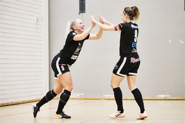Sandra Lind och Maarit Vitikka firar FC Sports femte mål en bit in i andra halvlek.
