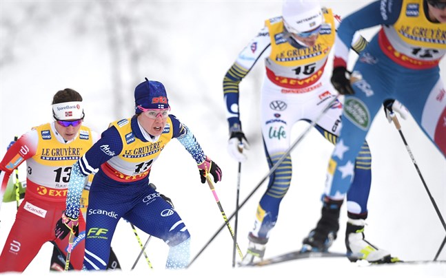 Kerttu Niskanen stod för en stark insats på sin etapp och såg till att Finland låg i ledning efter halva stafetten.