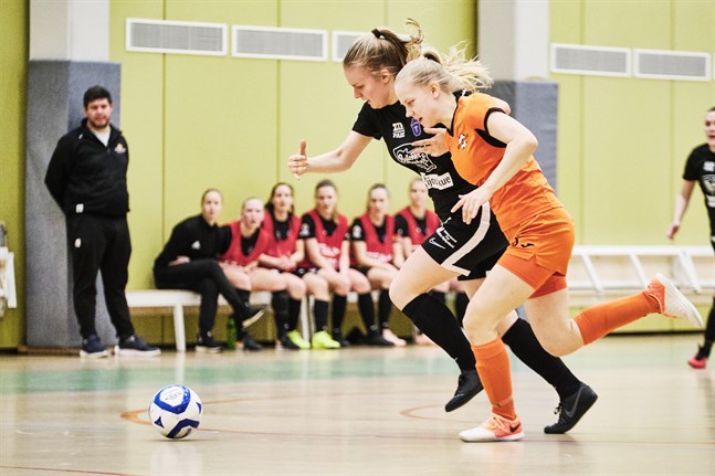 Vilma Rosenström (i svart) gjorde FC Sports enda mål borta mot Ilves.