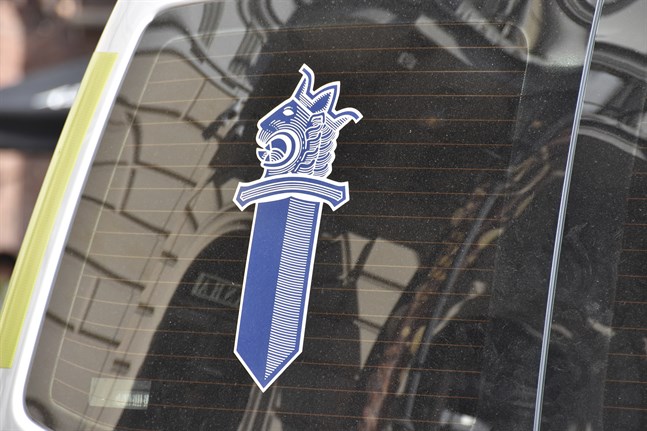 En överkommissarie vid Helsingforspolisen misstänks för tagande av muta och brott mot tjänsteplikt. Fallet går vidare till åtalsprövning.