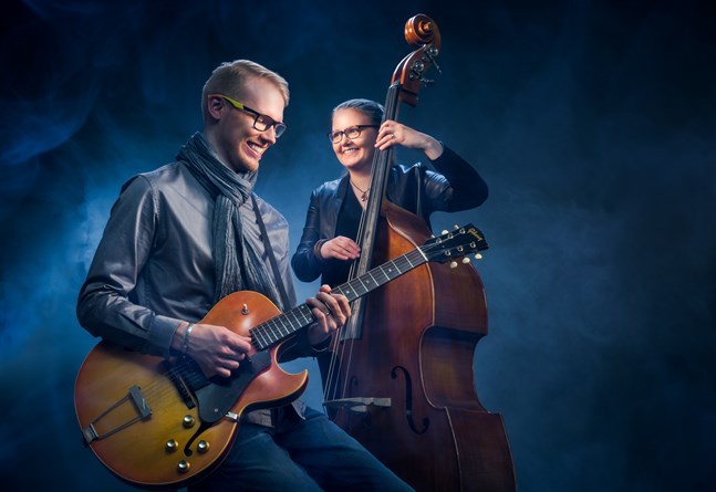 Gitarristen Martin Söderbacka och basisten Eevalotta Matikainen framför jazziga julmelodier tillsammans med sångsolisten Simon Granlund.