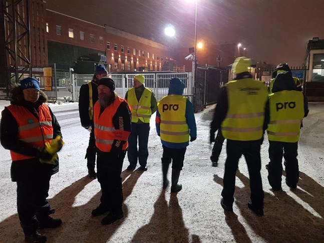 Strejkvakterna utanför Wärtsiläs huvudport tidigt på måndag morgon. Strejken pågår i tre dagar men det kan bli en ny strejk efter årsskiftet om parterna inte kommer överens.