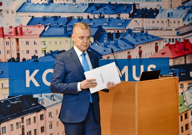 Samlingspartiets riksdagsledamot Timo Heinonen är kritisk till att ministrarna som förlorade förtroende ska fortsätta på topposter.