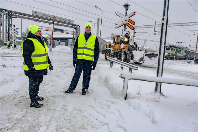 Huvudförtroendeman Vuokko Piippolainen och vice huvudförtroendeman Glenn Södergård på plats utanför fabriksporten vid Alholmens såg, där de agerar strejkvakter.