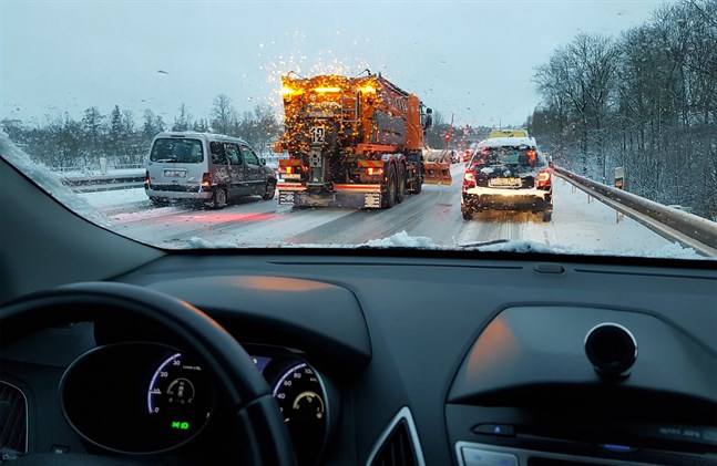 Ta god tid på dig – och kör aldrig om en snöplog.