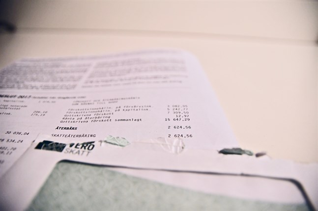 Hundratals person- och inkomstuppgifter publicerades i misstag på inkomstregistrets hemsida.