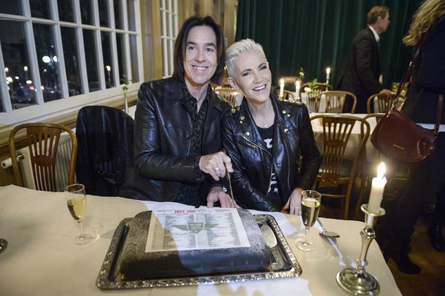 Per Gessle och Marie Fredriksson 2014, när de med tårta firar att det då var 25 år sedan Roxettes