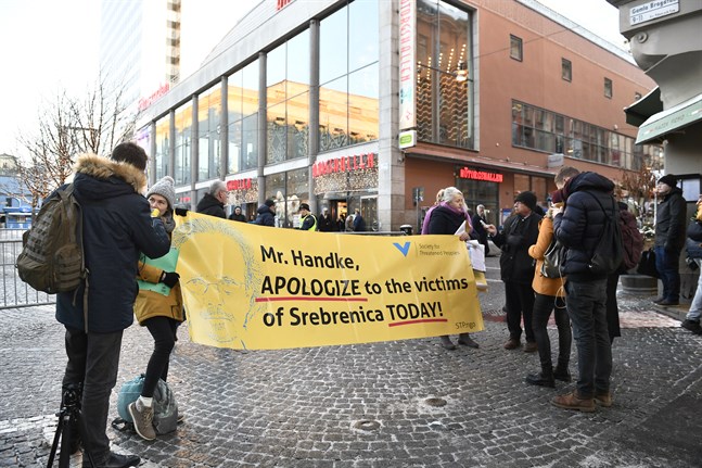 Demonstranter på Hötorget i Stockholm protesterar under tisdagen mot att författaren Peter Handke tilldelas Nobelpriset i litteratur. Under tisdagskvällen sker ännu en manifestation på Norrmalmstorg.