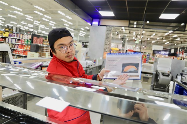 Bolin Wu är 26 år och kommer från Kina. Han har jobbat som sushikock tidigare, på Citymarket i Pirkkala. Nu är han en av åtta kockar som ska laga sushi i Vasa.