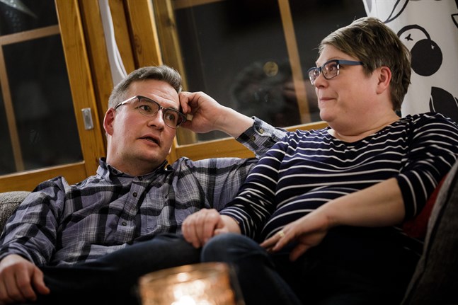 Andreas och Ann-Caroline Björkholm är glada och tacksamma för den hjälp de får. De har gjort en omstart i livet och lärt sig prata med varandra också om allvarliga saker.