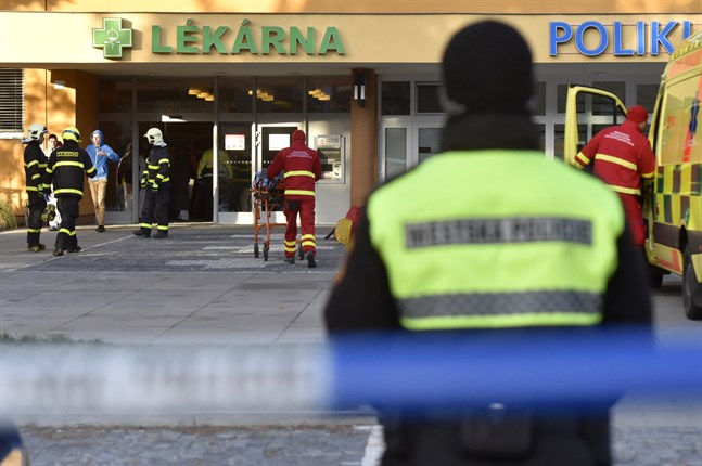 Gärningsmannen är fortfarande på fri fot.