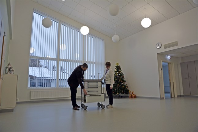 Samlingssalen har högt till tak och stora fönster. Joakim Bäcklund och Caroline Wikman bekantar sig med de nya medicinvagnarna.