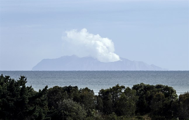 Rökpelare stiger under onsdagen från vulkanön White Island i Nya Zeeland.