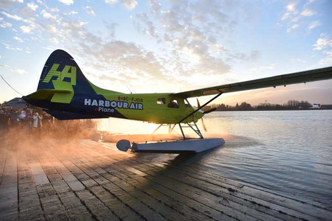 Det elektriskt drivna flygplanet, en ombyggd DHC-2 de Havilland Beaver, på väg mot sin premiärtur.