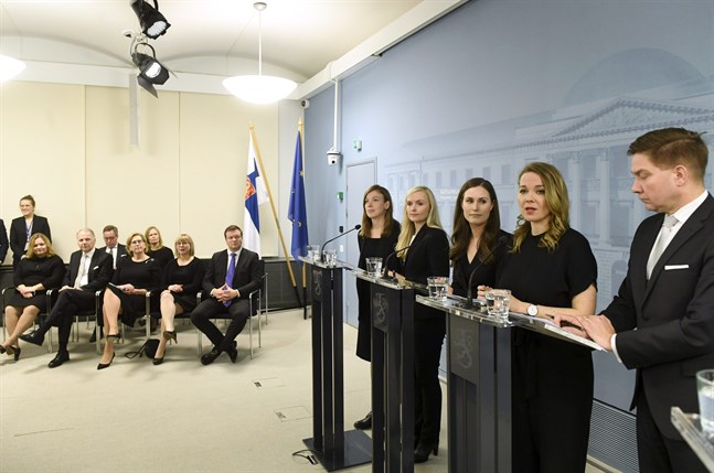 Vid podiet representerades regeringen av Li Andersson, Maria Ohisalo, Sanna Marin, Katri Kulmuni och Thomas Blomqvist som ersatte Anna-Maja Henriksson.