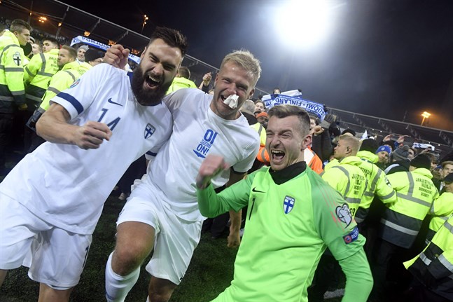 Ordningsvakterna försökte skydda landslagsspelarna från den vilt firande publikens planstormning. Det lyckades inte särskilt väl.