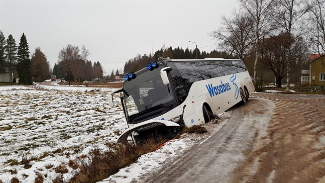 Bussen kanade ner i diket på Kalvholmsvägen.