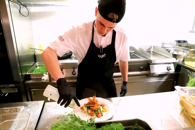 Lunchen är serverad! Med van hand dukar Miikka Paavolainen upp en portion.